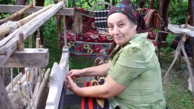   Dochița Ștefanca, maestra firelor tradiționale din Nănești, Maramureș