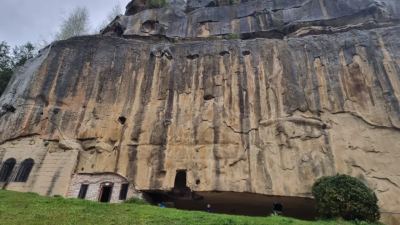 Mănăstirea Corbii de Piatră, Argeș - ansamblul rupestru sculptat în stâncă