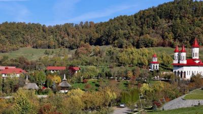 Mănăstirea Strâmba, Bistrița-Năsăud - chemarea la rugăciune într-un loc retras