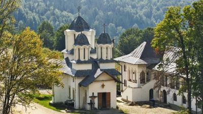 Mănăstirea Înălțarea Domnului, Cota 1000, Dâmbovița - între legenda lui Basarab I și liniștea muntelui