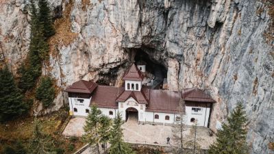 Mănăstirea Peștera Ialomiței, Dâmbovița  - un așezământ vechi de cinci secole