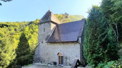 Schitul Colț, Hunedoara - între istoria medievală și legenda Castelului din Carpați
