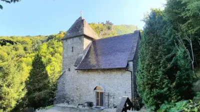 Schitul Colț, Hunedoara - între istoria medievală și legenda Castelului din Carpați