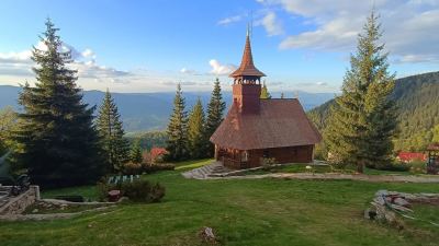 Schitul Straja, Hunedoara - biserica din munte și celebrul Tunel al Sfinților