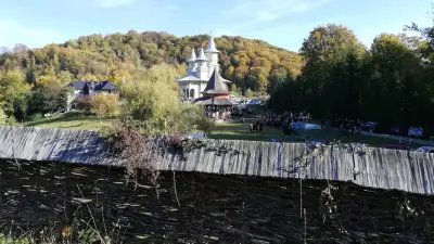 Mănăstirea Dealu Mare, Maramureș. Armonie între arhitectura bizantină și motivele locale. — Hram!