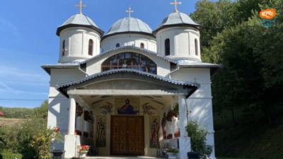 Mănăstirea Sânmărtinul de Câmpie, Mureș. O vatră veche renăscută, unde lemnul străvechi și zidirea nouă conviețuiesc.