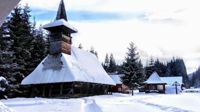 Mănăstirea Lăpușna, Mureș - aflată lângă Castelul Regal din Munții Gurghiului