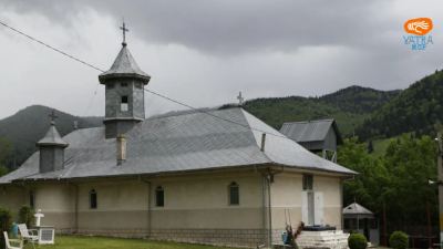 Schitul Cuviosul Paisie de la Neamț – Căpșa (Bicaz), Neamț. O mică cetate de cărămidă, la margine de oraș, chemată să adune liniște.