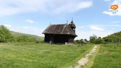 Schitul Draga (Cozla), Neamț - Trup de lemn și suflet de tăcere, pe coama dealului cu priveliști largi