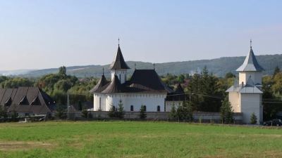 Mănăstirea Dumbrăvele, Neamț - ridicată pe locul schitului din 1712