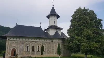 Schitul Icoana Nouă, Neamț - turnul de piatră din Codrii Neamțului — Hram!