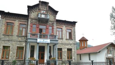 Mănăstirea Sfânta Treime – Bușteni, Prahova. Așezământ tânăr la poalele Bucegilor, aproape de potecile de munte.