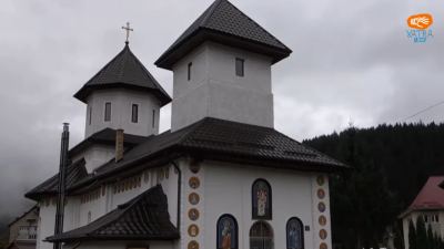 Mănăstirea Broșteni, Suceava. Loc de rugăciune la poalele munților, în lumina neo-bizantină a frescelor