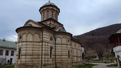 Mănăstirea Cozia, Vâlcea - necropola lui Mircea cel Bătrân