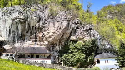 Schitul Pahomie, Vâlcea. Istorie, haiduci și legende sub stâncile Builei