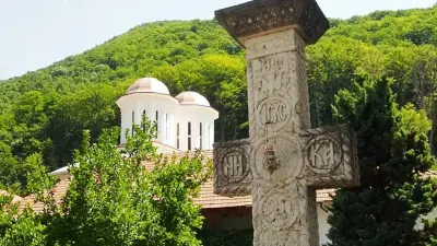 Mănăstirea Turnu, Vâlcea - chiliile rupestre și biserica din 1676