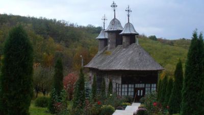 Mănăstirea Pârvești, Vaslui. Trei secole de istorie și o biserică de lemn unică