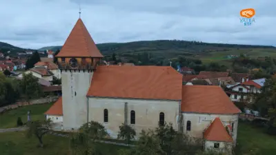 Biserica fortificată din Bradu – edificiul din 1633 și turnul bisericii medievale