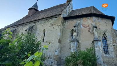 Biserica fortificată din Dârlos – biserica-sală cu picturi murale exterioare