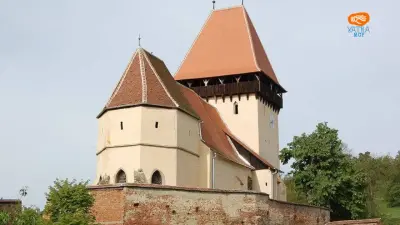Biserica fortificată din Ighișu Nou – portalul cu trandafiri și turnul medieval din lemn