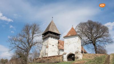 Biserica fortificată din Măgheruș – incinta de gresie și turnul de poartă
