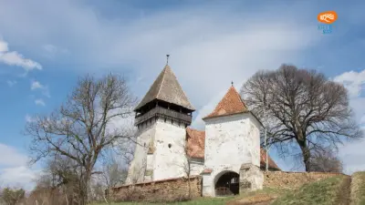 Biserica fortificată din Măgheruș – incinta de gresie și turnul de poartă