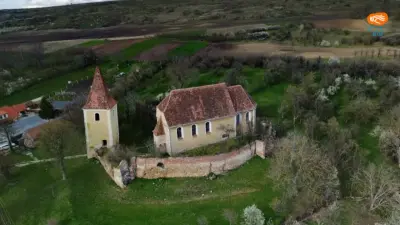 Biserica fortificată din Ruși – turnul-clopotniță înclinat și biserica barocă