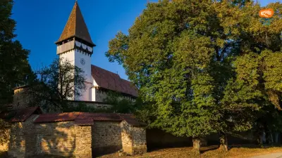 Biserica fortificată din Meșendorf – turnul medieval și galeriile pictate de Georg Rosenauer