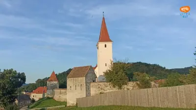 Ansamblul fortificat din Șaroș pe Târnave – turnul-clopotniță și altarul baroc din 1774 Biserica