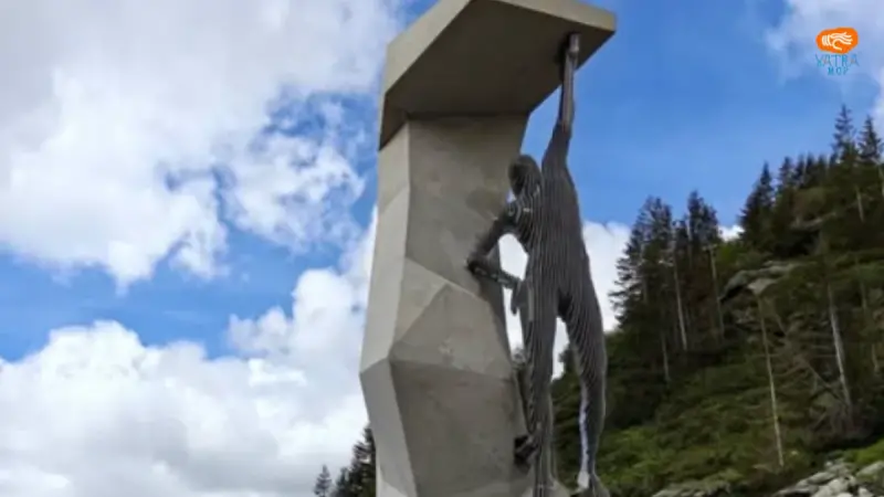 Monumentul „Cățărătorul” de pe Transfăgărășan
