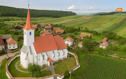 Biserica medievală din Mugeni – Legenda Sfântului Ladislau și tavanul din 1724