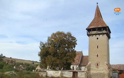 Biserica fortificată din Ormeniș – altarul baroc și turnul cu parapet Fachwerk