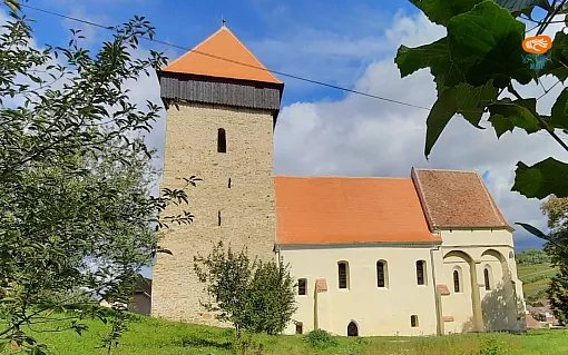 Biserica evanghelică fortificată din Ruja – biserica-sală gotică și clopotul din anul 1500