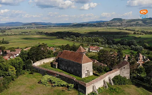 Biserica fortificată din Ungra – turnuri, vestigii romanice și mărturii ale invaziei din 1658