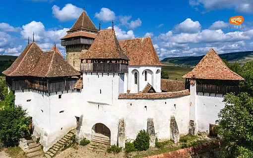 Biserica fortificată din Viscri – turnul greavului, biserica-sală și dubla incintă