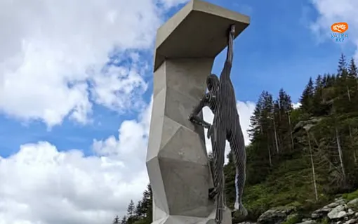Monumentul „Cățărătorul” de pe Transfăgărășan, Arefu, Argeș